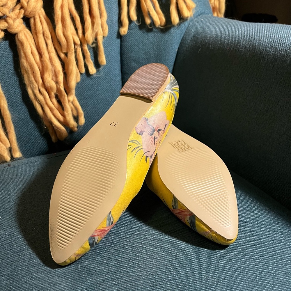 Flamingo Pointed Toe Flats - size 6.5/37(euro) - Picture 2 of 4